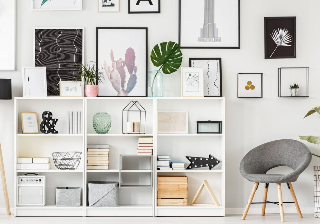 Küzdesz a könyvespolcod díszítésével? Íme egy egyszerű képlet, ami nálad is működni fog.