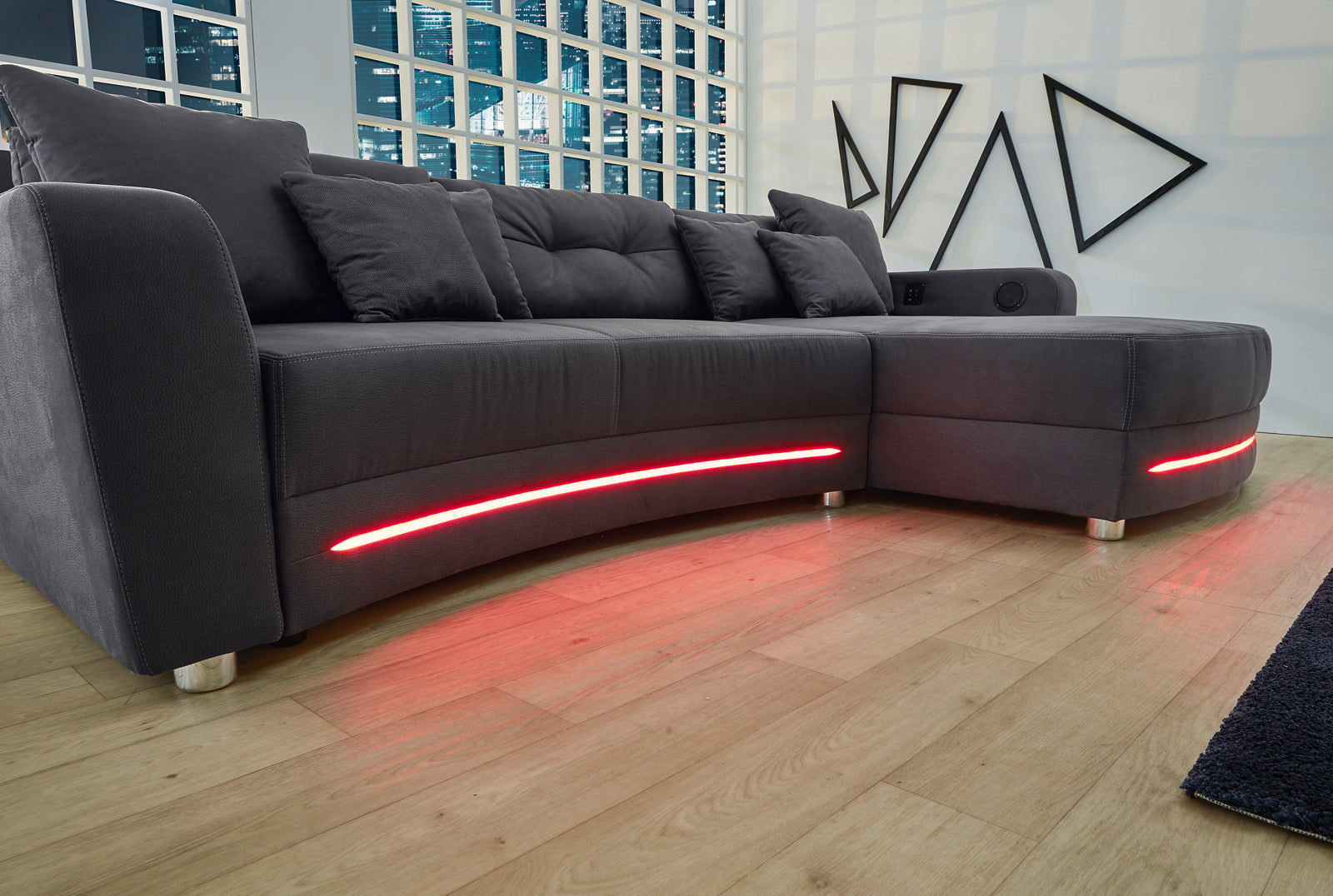 Fekete kanapé RGB világítással, hangszóróval és bluetooth kapcsolattal.