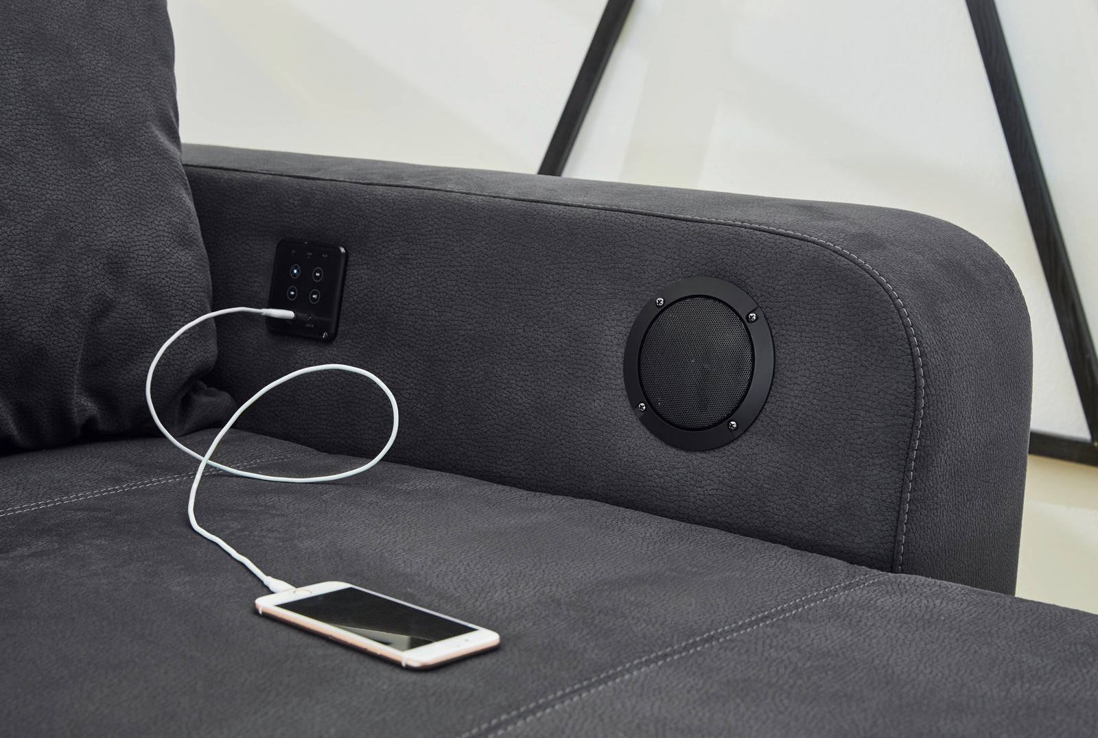 Fekete kanapé RGB világítással, hangszóróval és bluetooth kapcsolattal.